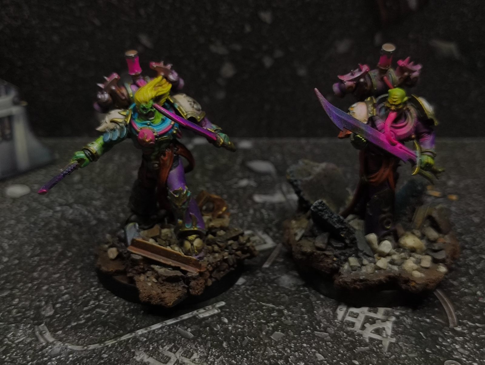 Miniaturas de los Emperor's Children con armaduras magenta