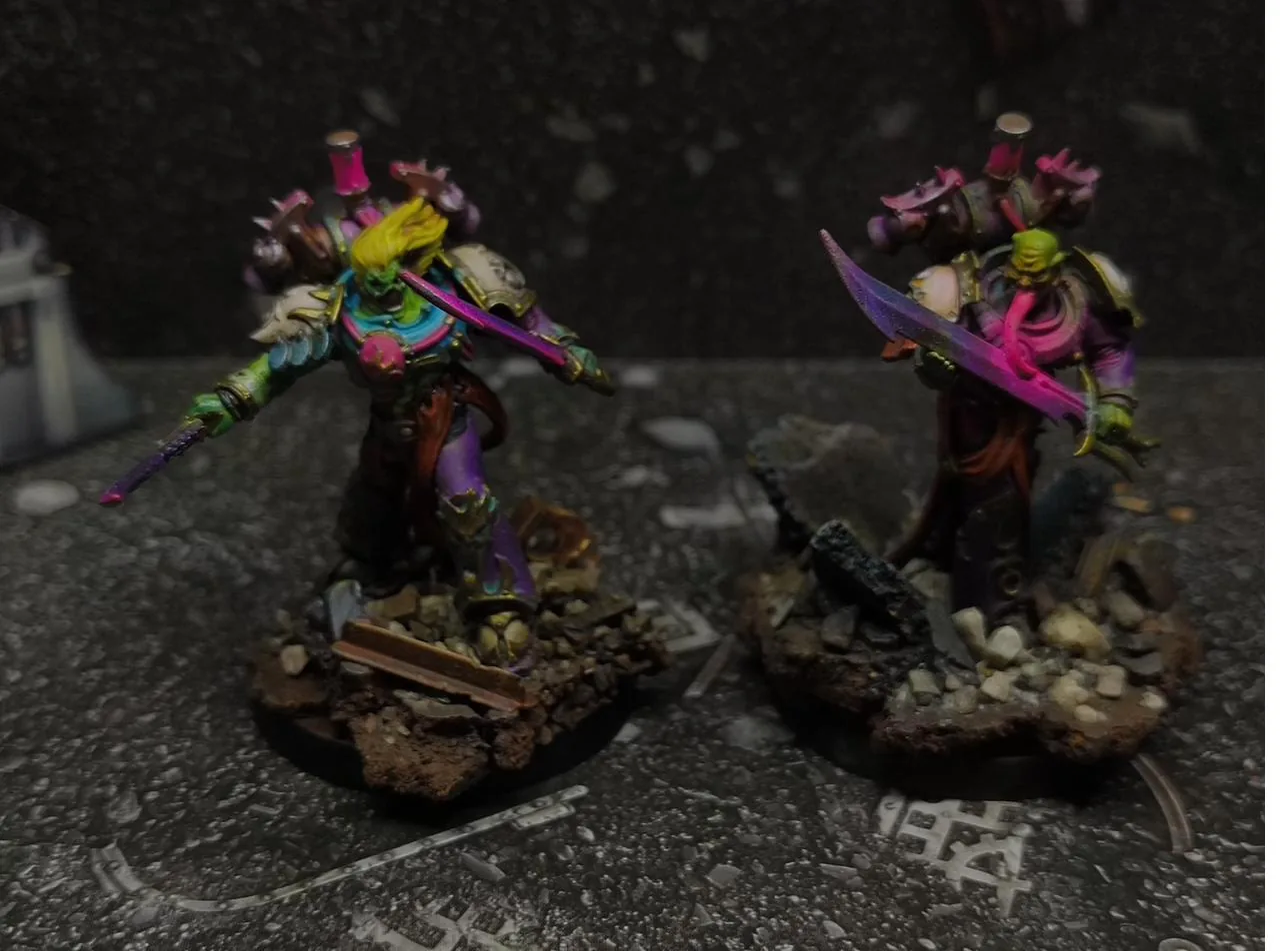 Dos personajes de Emperor's Children con peanas escénicas