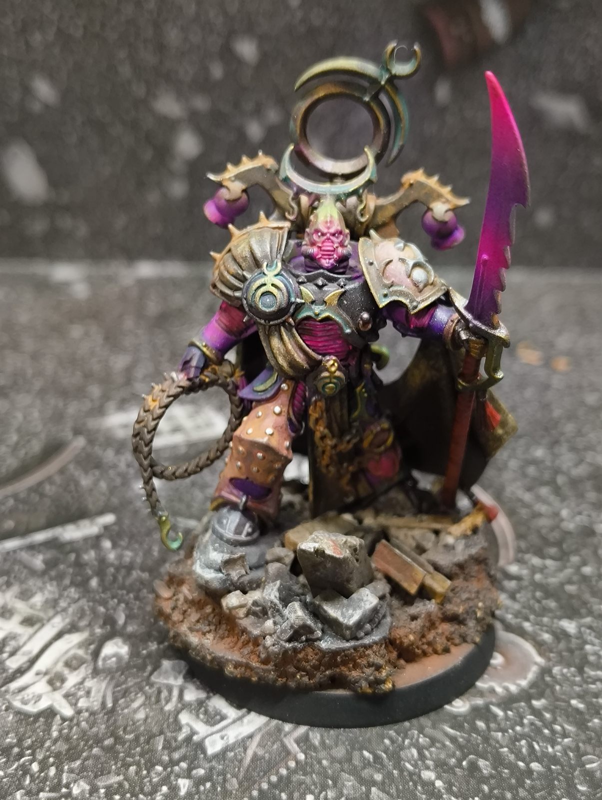 Personaje de Emperor's Children con espada en magenta y violeta