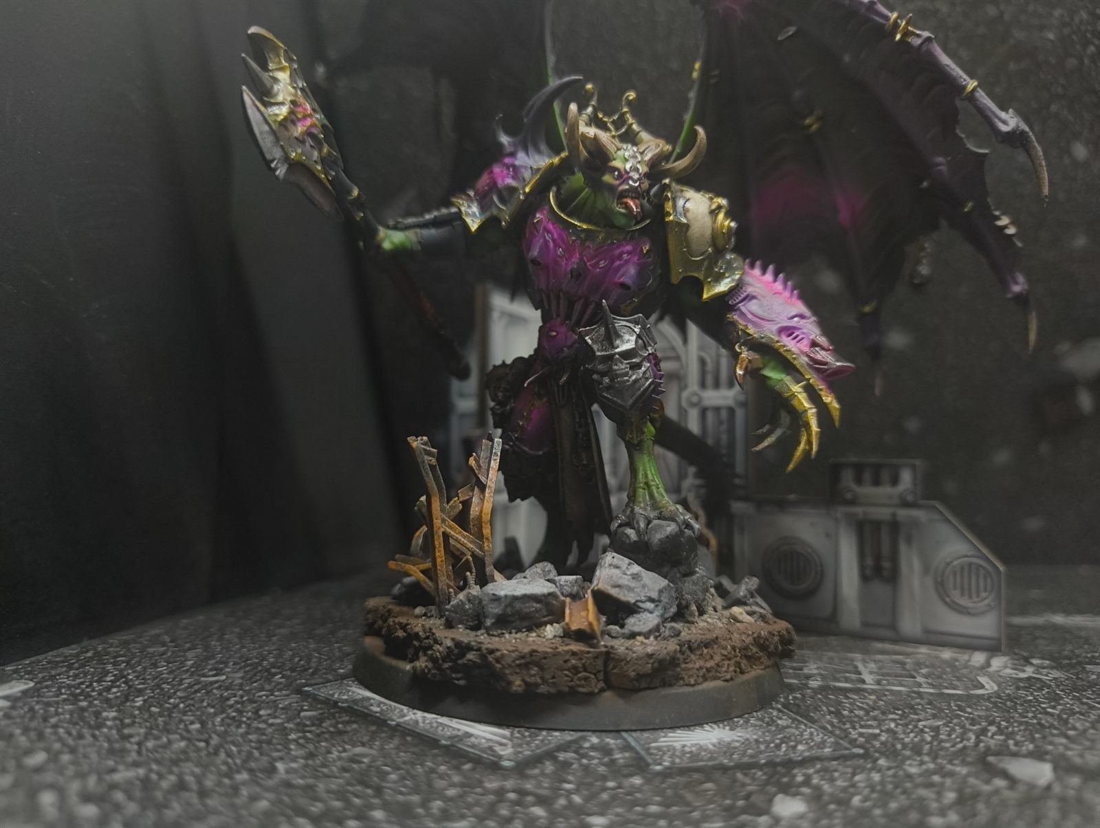 Detalle de pieza alada de Emperor's Children sobre una base de escombros