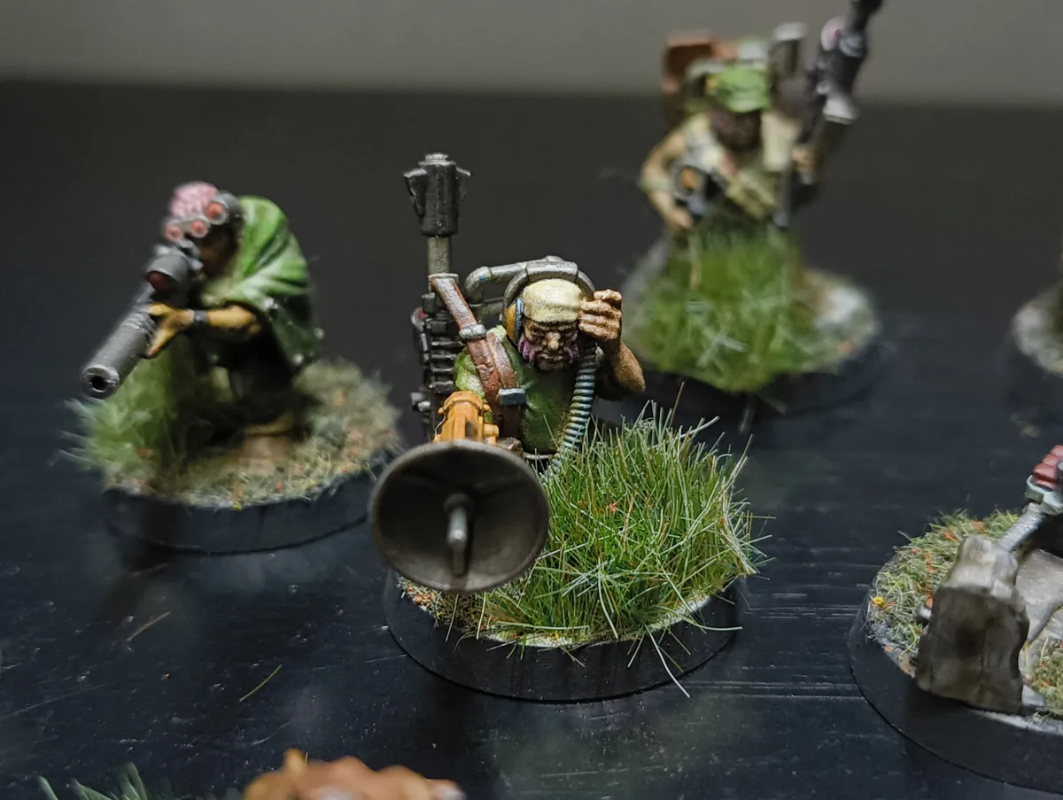 Especialista del Kill Team con equipo de comunicaciones