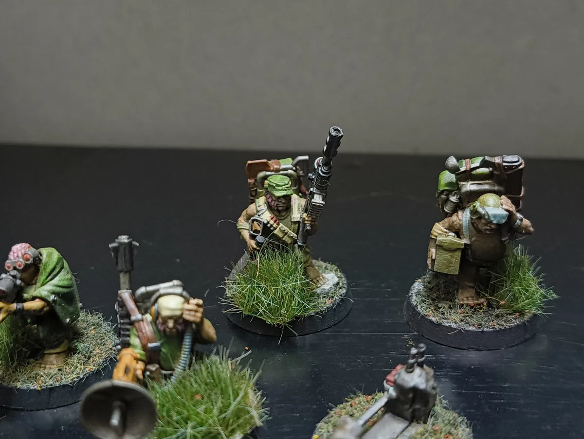 Tres miniaturas de Kill Team con colores y peanas coherentes