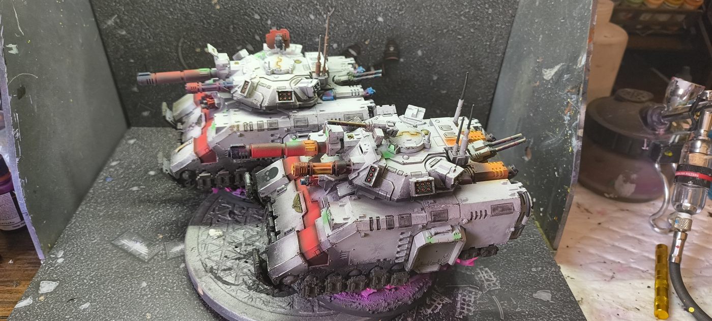 Dos tanques blancos con franjas rojas