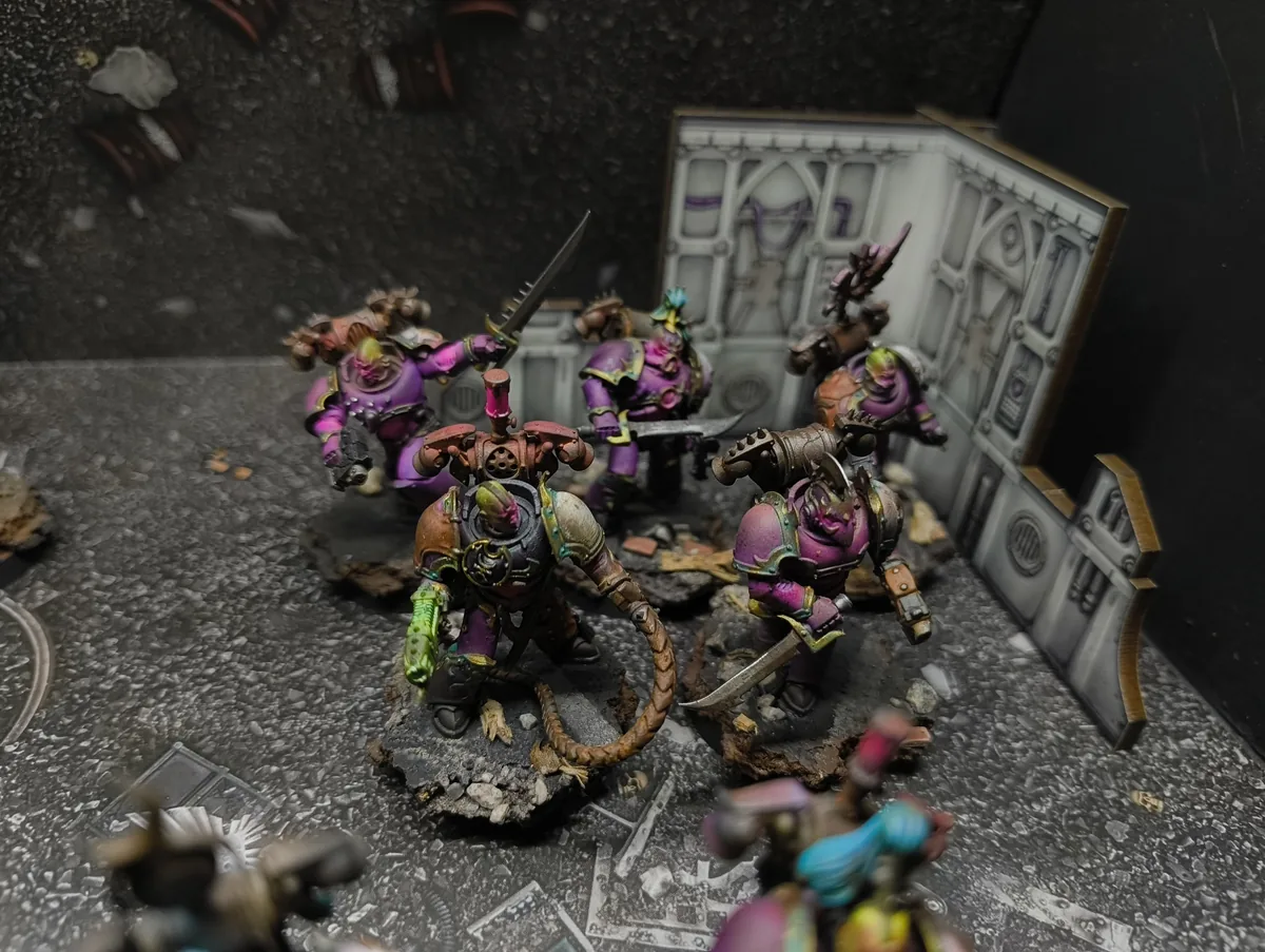 Campeón de Warhammer 40K con látigo y peana escénica