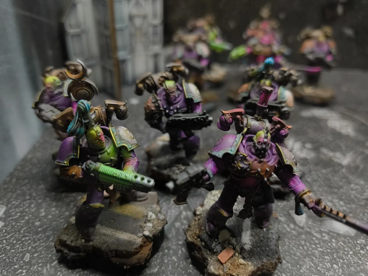 Escuadrón de Warhammer 40K sobre peanas urbanas