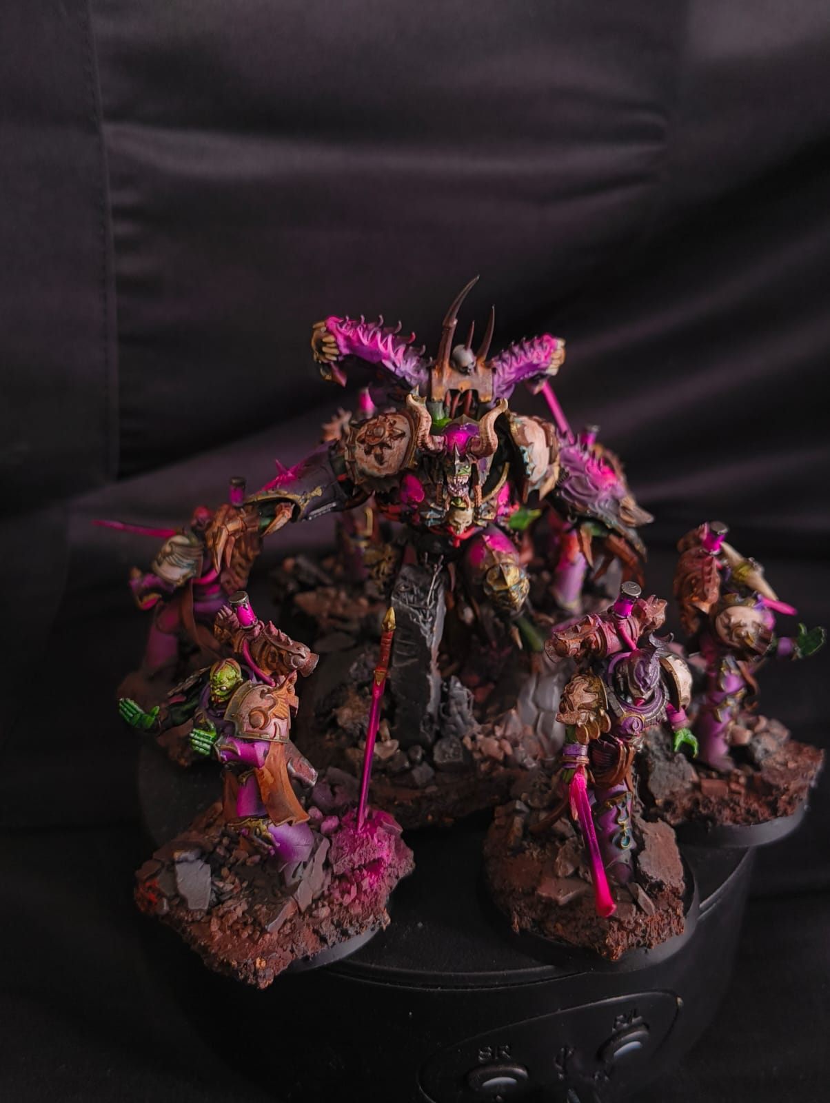 Señor demonio de Warhammer 40K con su guardia